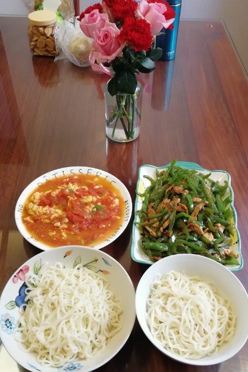 家有俩乖乖女做的西红柿鸡蛋面
