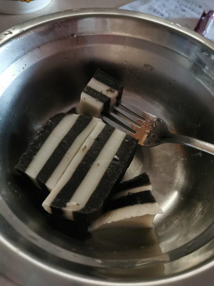 弹弹的黑芝麻椰汁千层糕