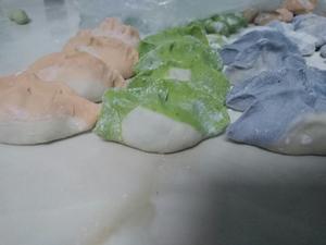 彩色饺子（鲜掉眉毛的三鲜馅，冬日经典白菜猪肉馅，韭菜虾人馅）的做法 步骤4