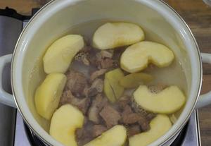 苹果海带排骨汤 健康养生汤 减肥汤的做法 步骤2