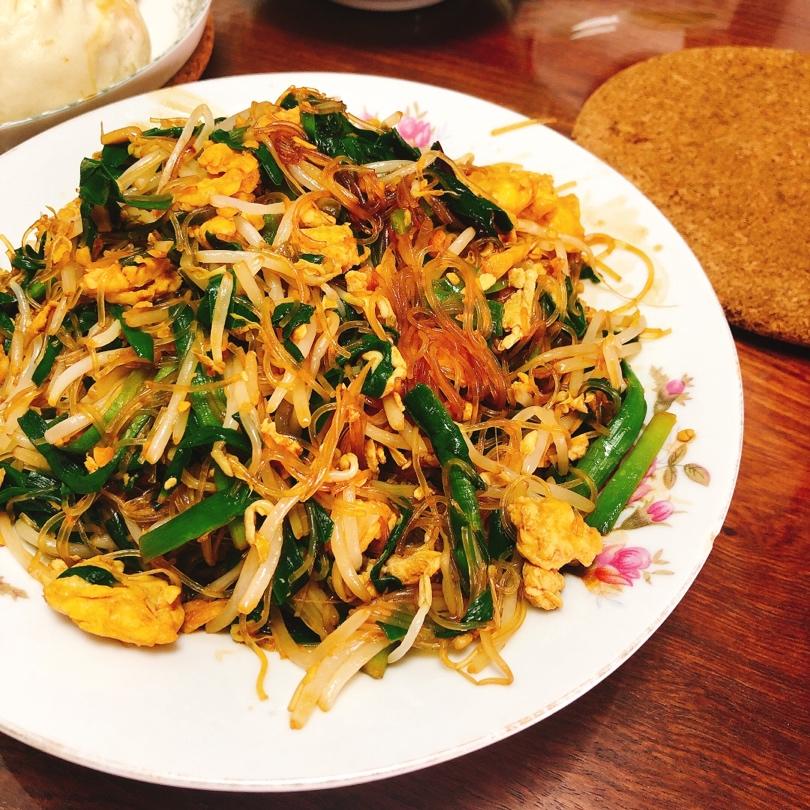 美味营养的                            粉丝韭菜豆芽鸡蛋拌菜