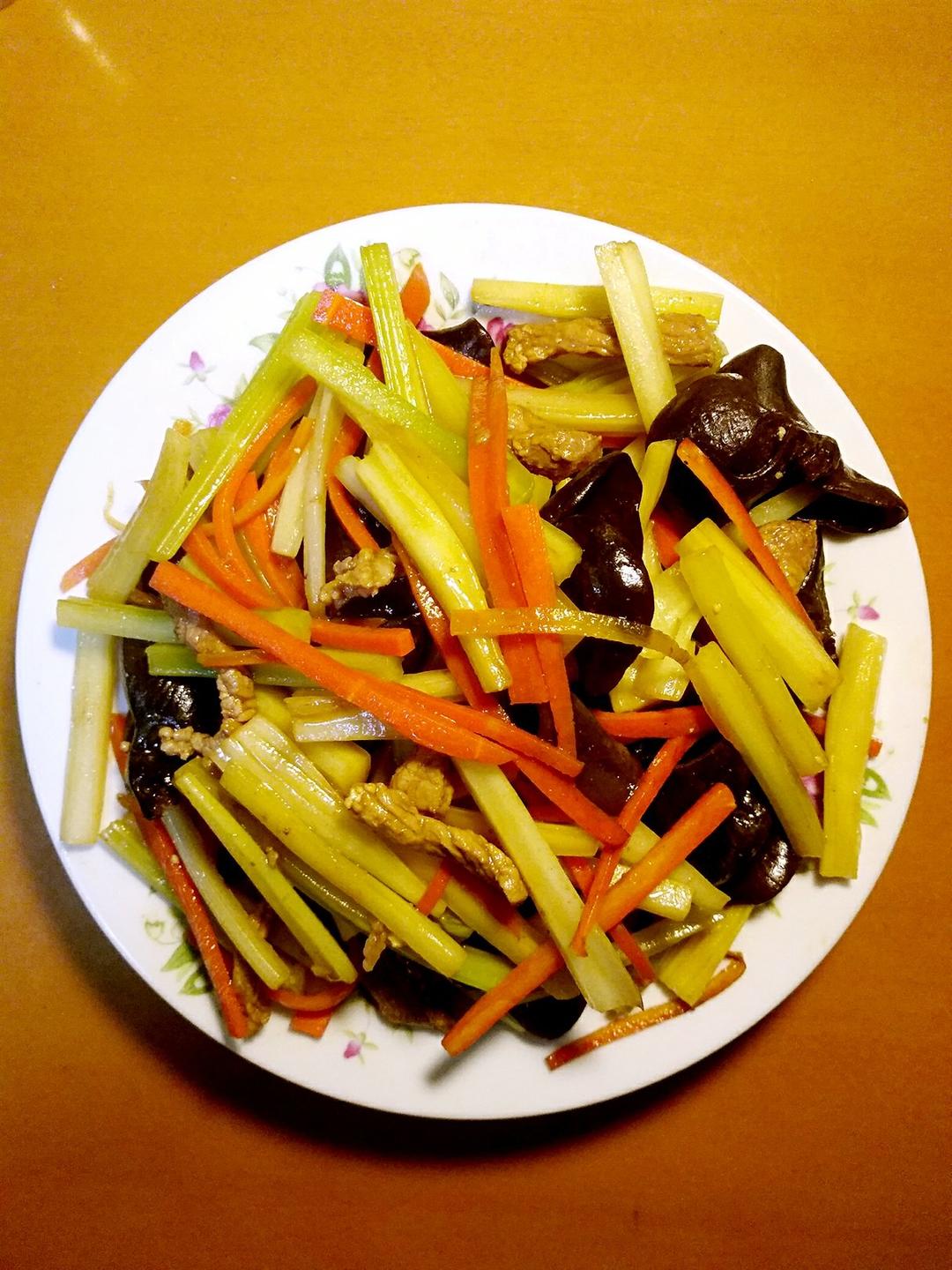 芹菜木耳炒肉丝
