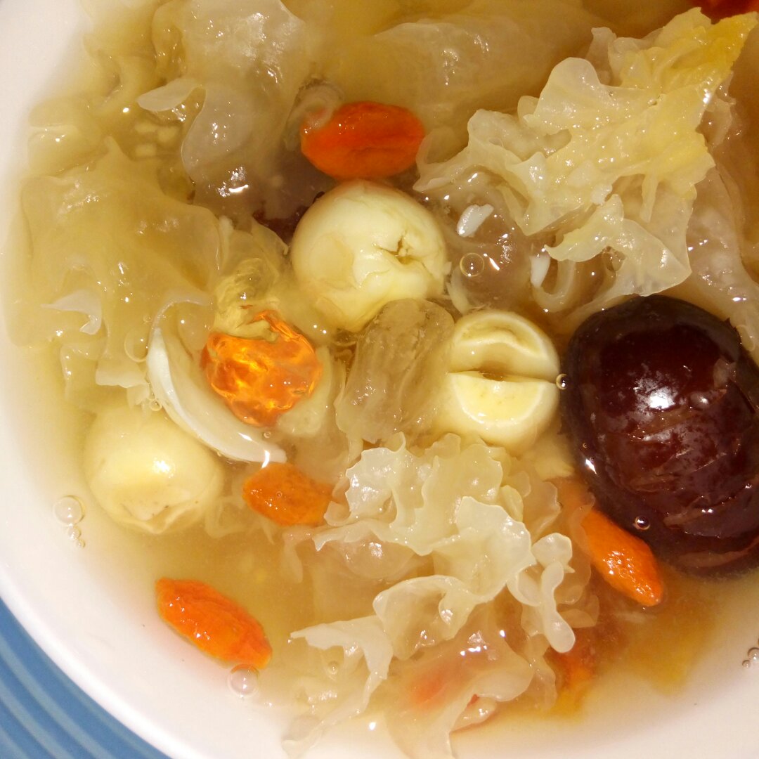 美容润肤 益气补血《桃胶皂角米百合银耳红枣羹》