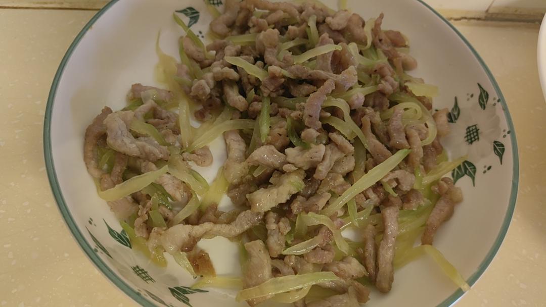 清爽解腻巨下饭的莴笋炒肉丝！