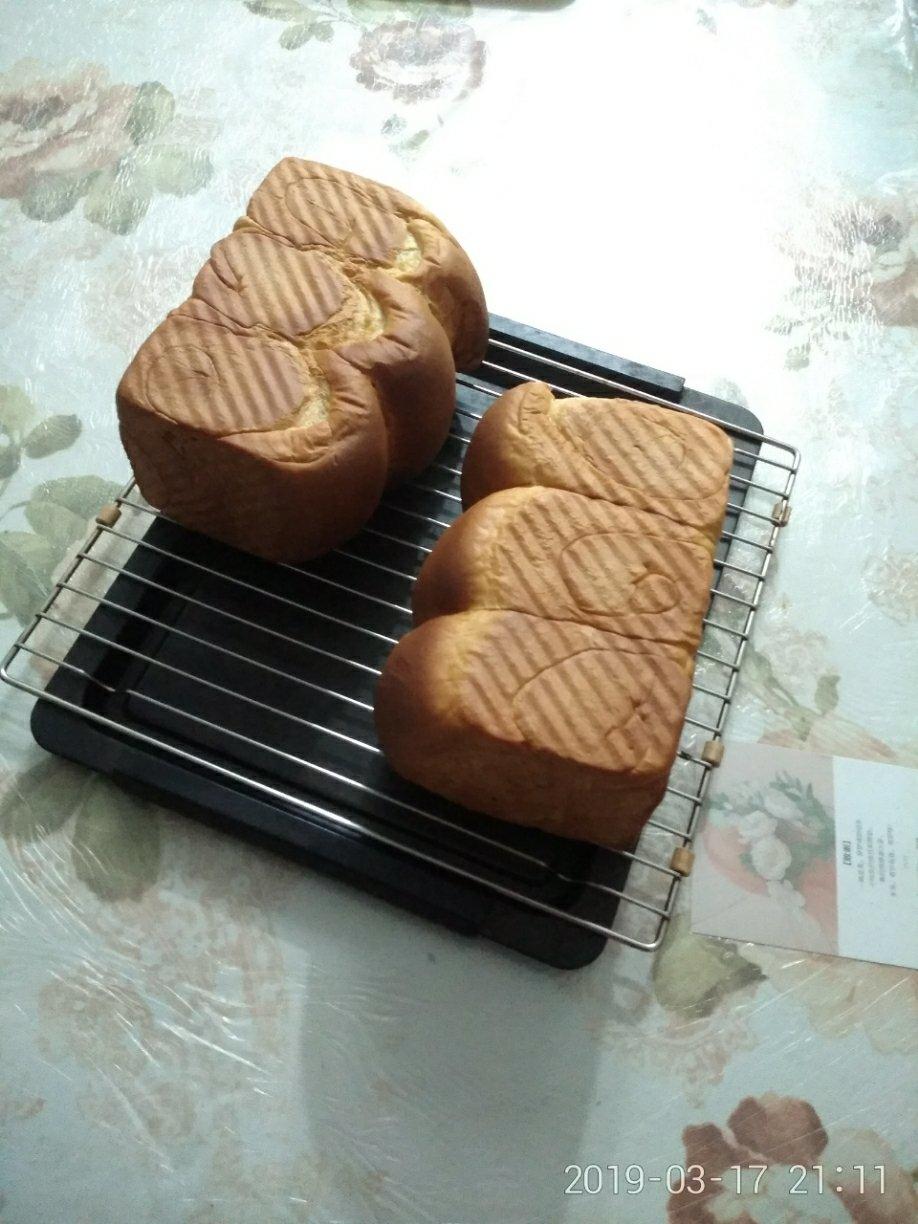 王传仁师傅的甜吐司 香甜的黄油味~是我的菜呀~