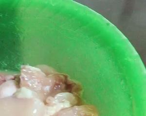 砂锅双菇鸡汤的做法 步骤2