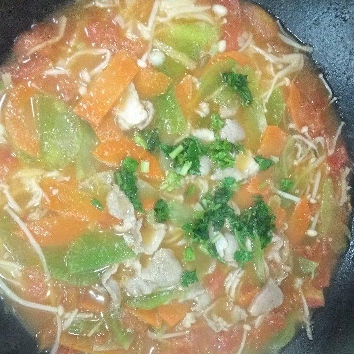 【金针菇番茄肥牛锅】