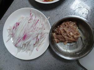萝卜丝炒肉的做法 步骤1