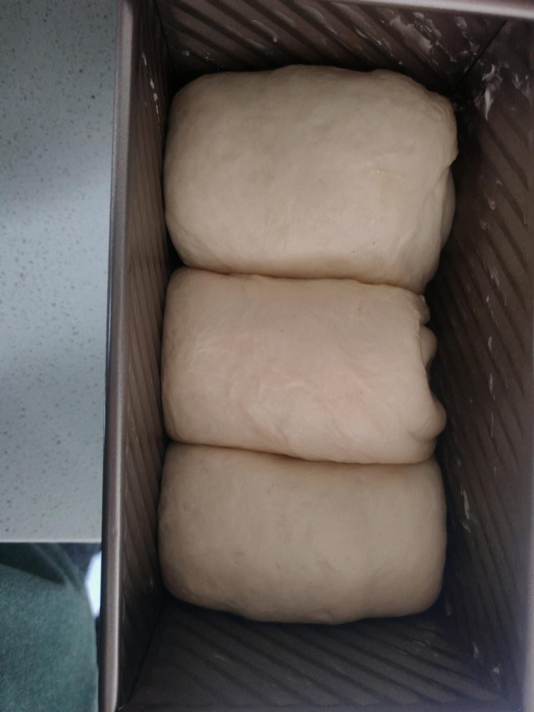 做一次就成功的牛奶吐司面包（手和面揉出手套膜）最后附全麦吐司