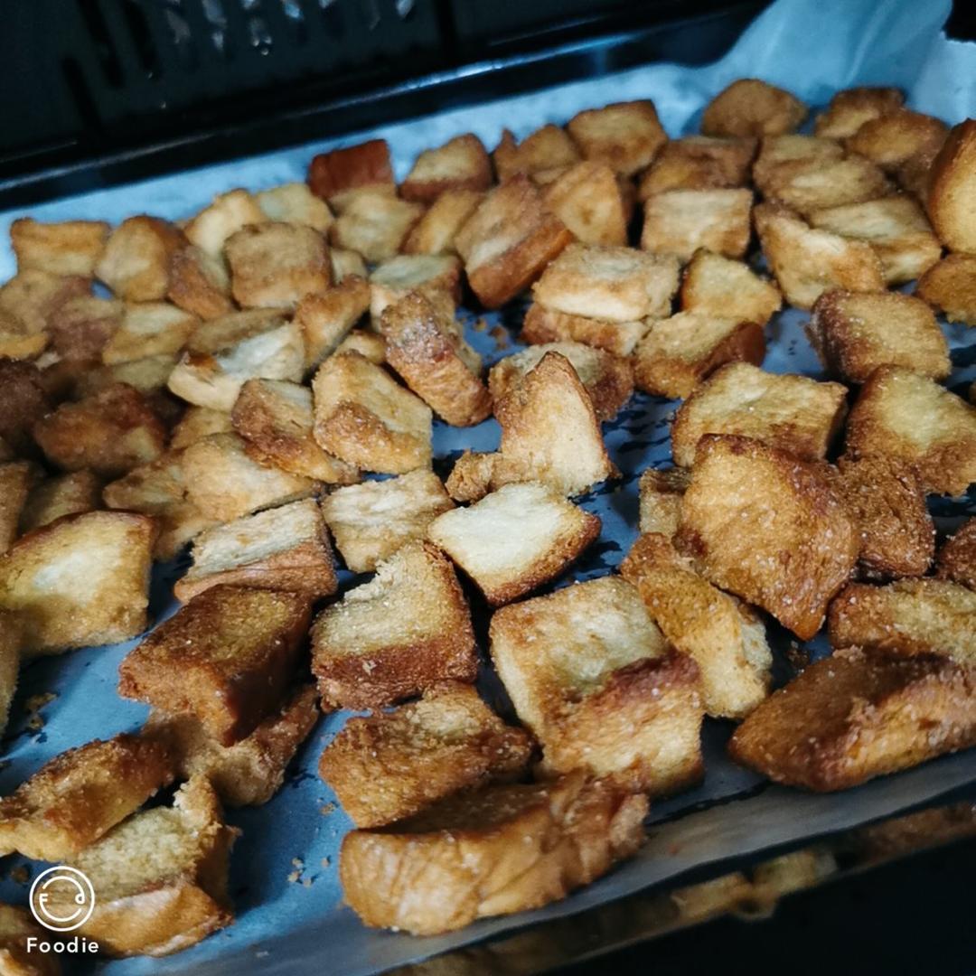 超级简单的焦糖肉桂面包粒
