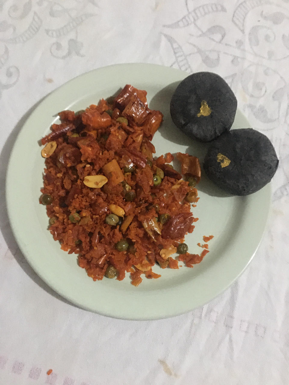 酥掉渣凤梨蛋黄黑金酥