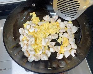 5分钟口菇炒鸡蛋😎的做法 步骤4