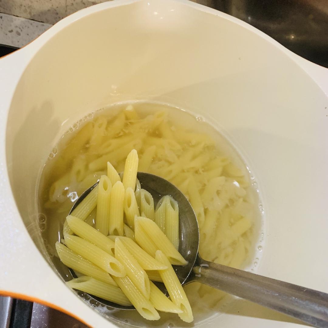 🍝浓郁可口，人人爱的番茄罗勒海鲜意面