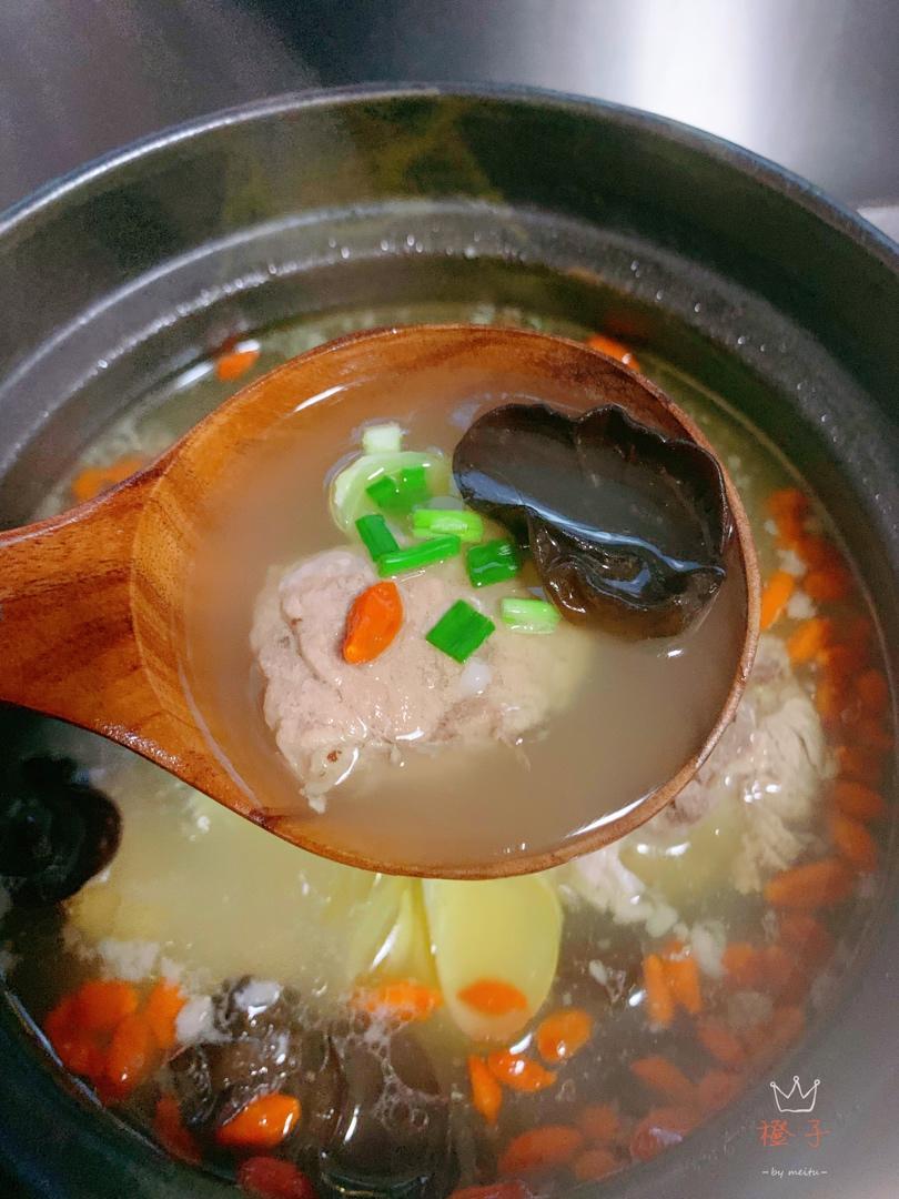 筒子骨玉米萝卜汤