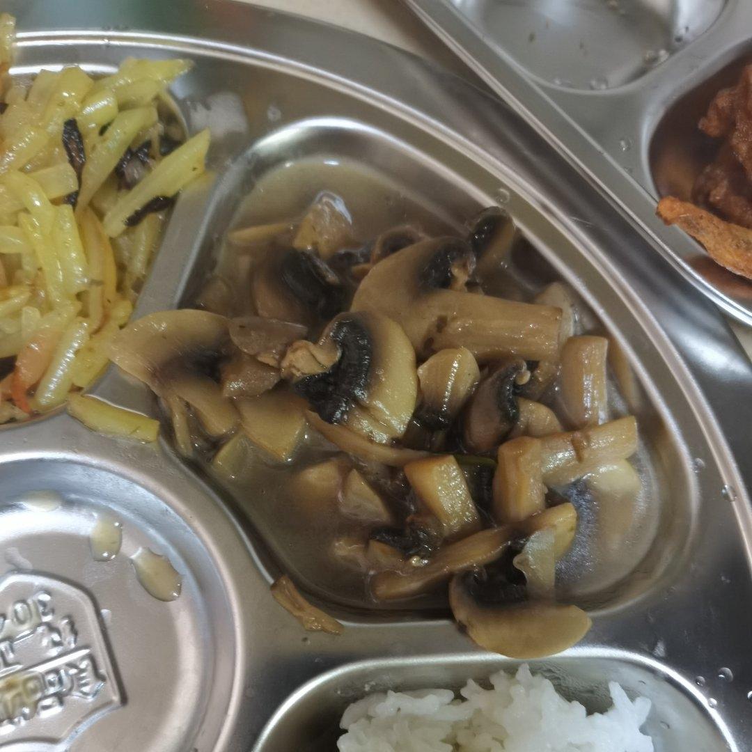 明明是素汤 却鲜得像鸡汤一样的「口蘑汤」