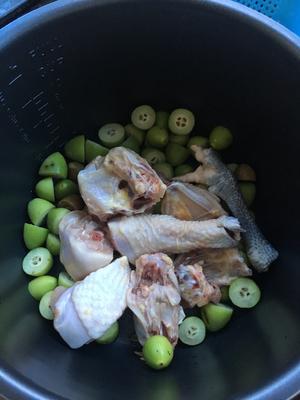 青橄榄炖鸡汤的做法 步骤1