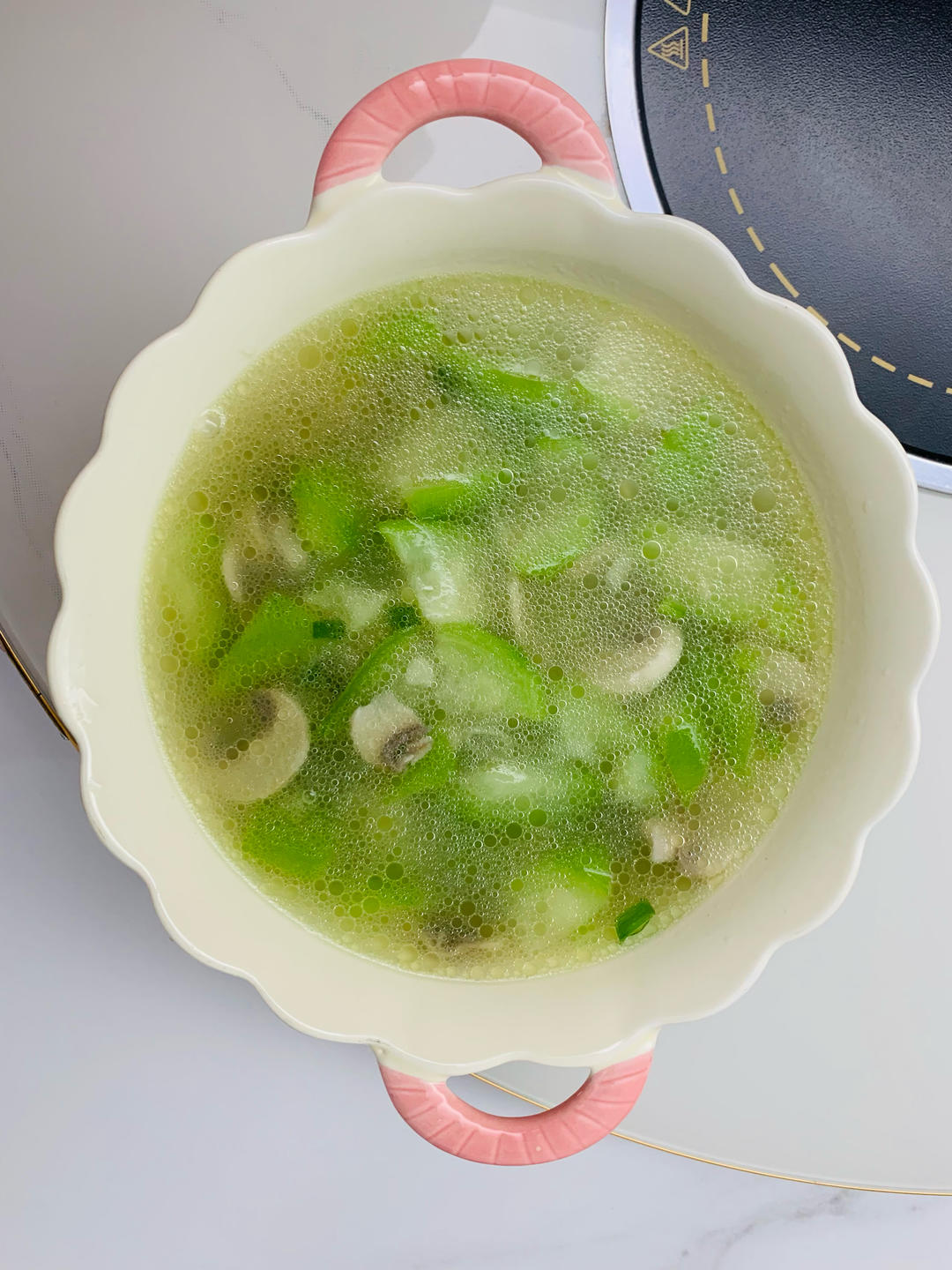 用一种调味料做丝瓜口蘑鲜汤