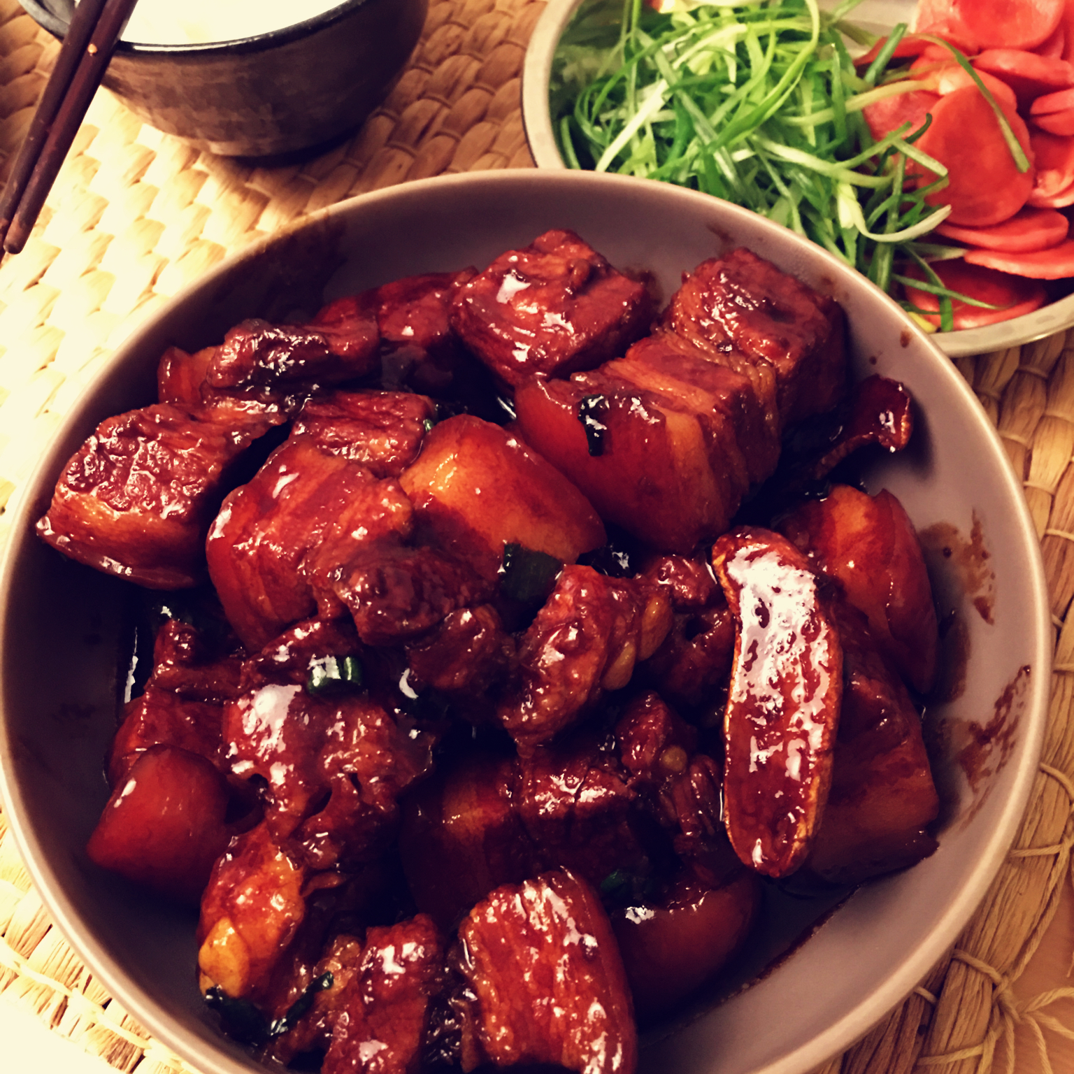 吃着碗里望着锅里的红烧肉