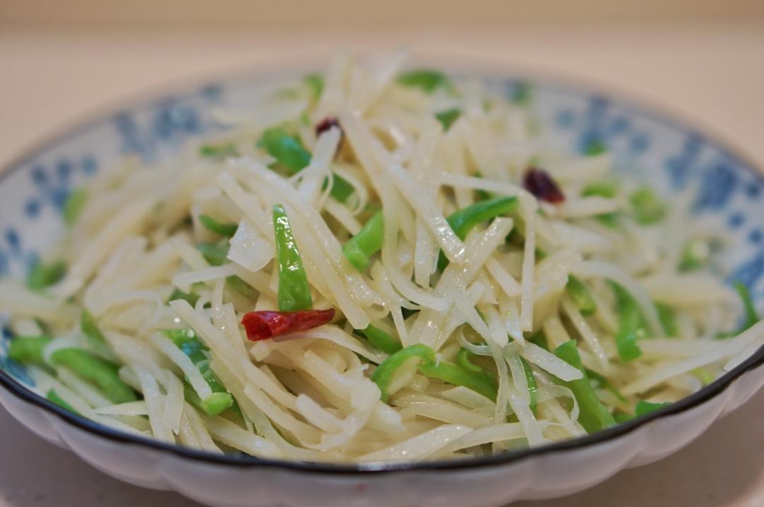 炝炒青椒土豆丝