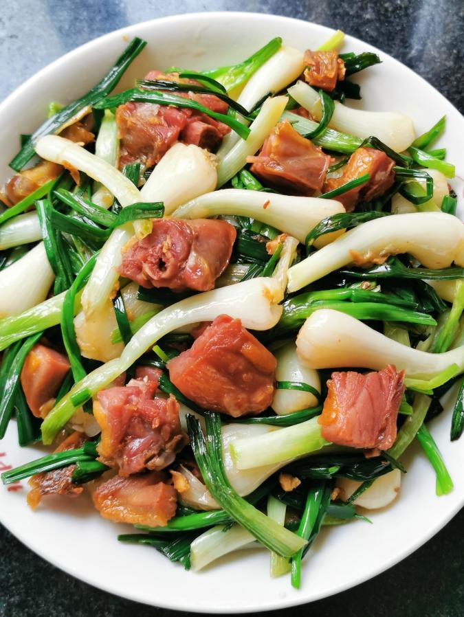 春天的味道—荞头炒腊鸭腿