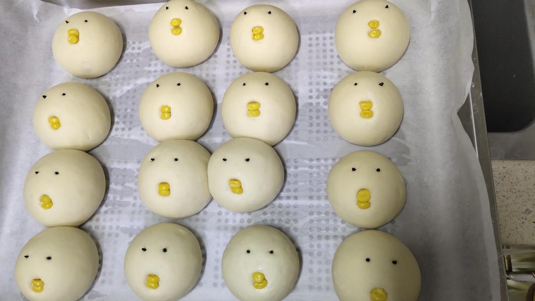 馒头。小黄鸡面包。超可爱羞涩。