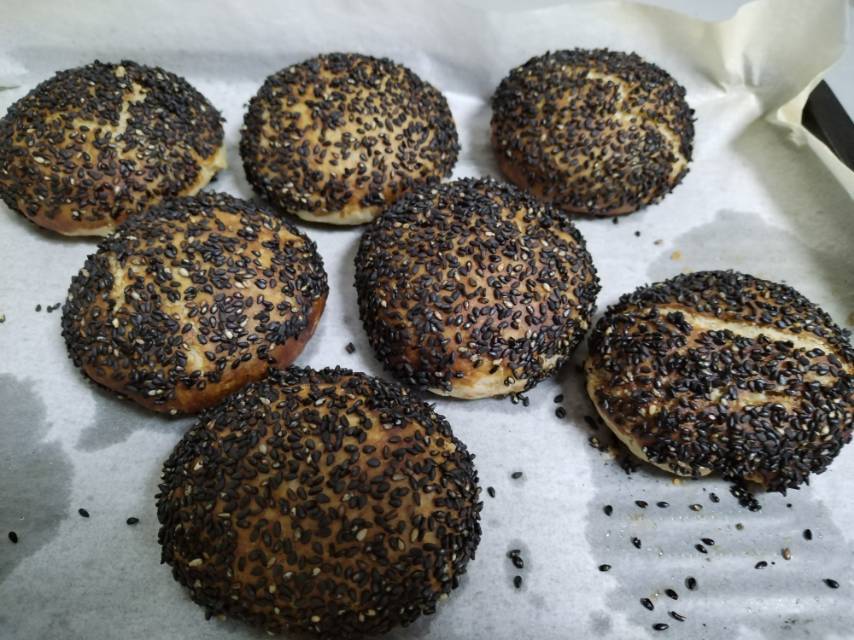 抻出来的千层麻酱烧饼   这么做层次丰富   复刻还原老北京芝麻酱烧饼  附手法视频