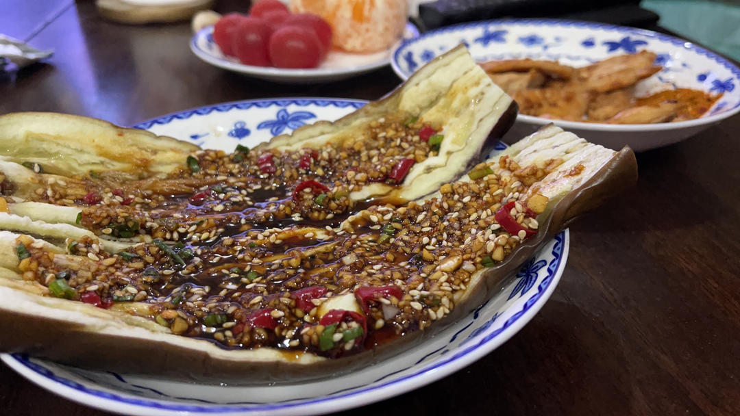 做菜太热，懒宝贝接着10分钟快手算你狠的蒜泥蒸茄子