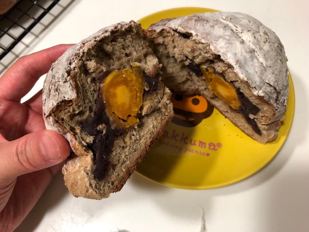 咸蛋黄豆沙面包