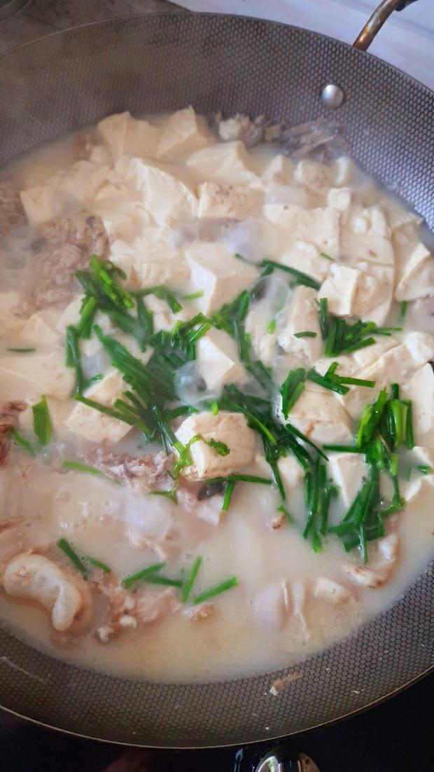 鱼头鱼杂🐟豆腐煲的做法