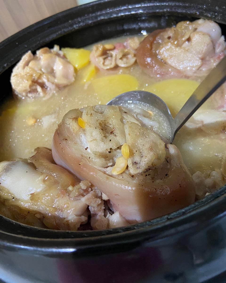 孩子爱喝的黄豆炖猪蹄，清香不油腻，先煎后炖才能软糯弹牙