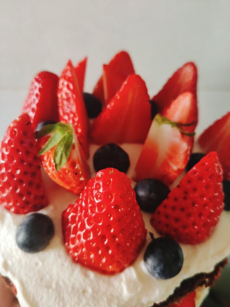 蓝莓草莓戚风蛋糕