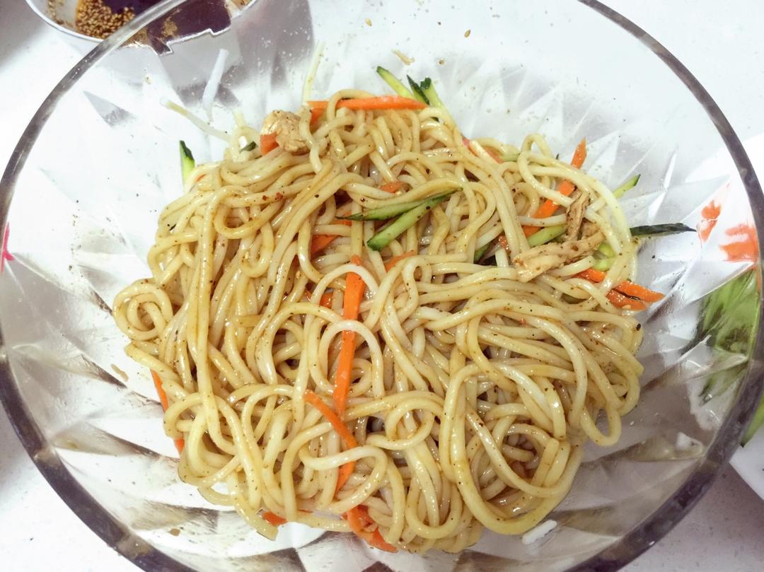 【椒麻鸡丝凉面】
