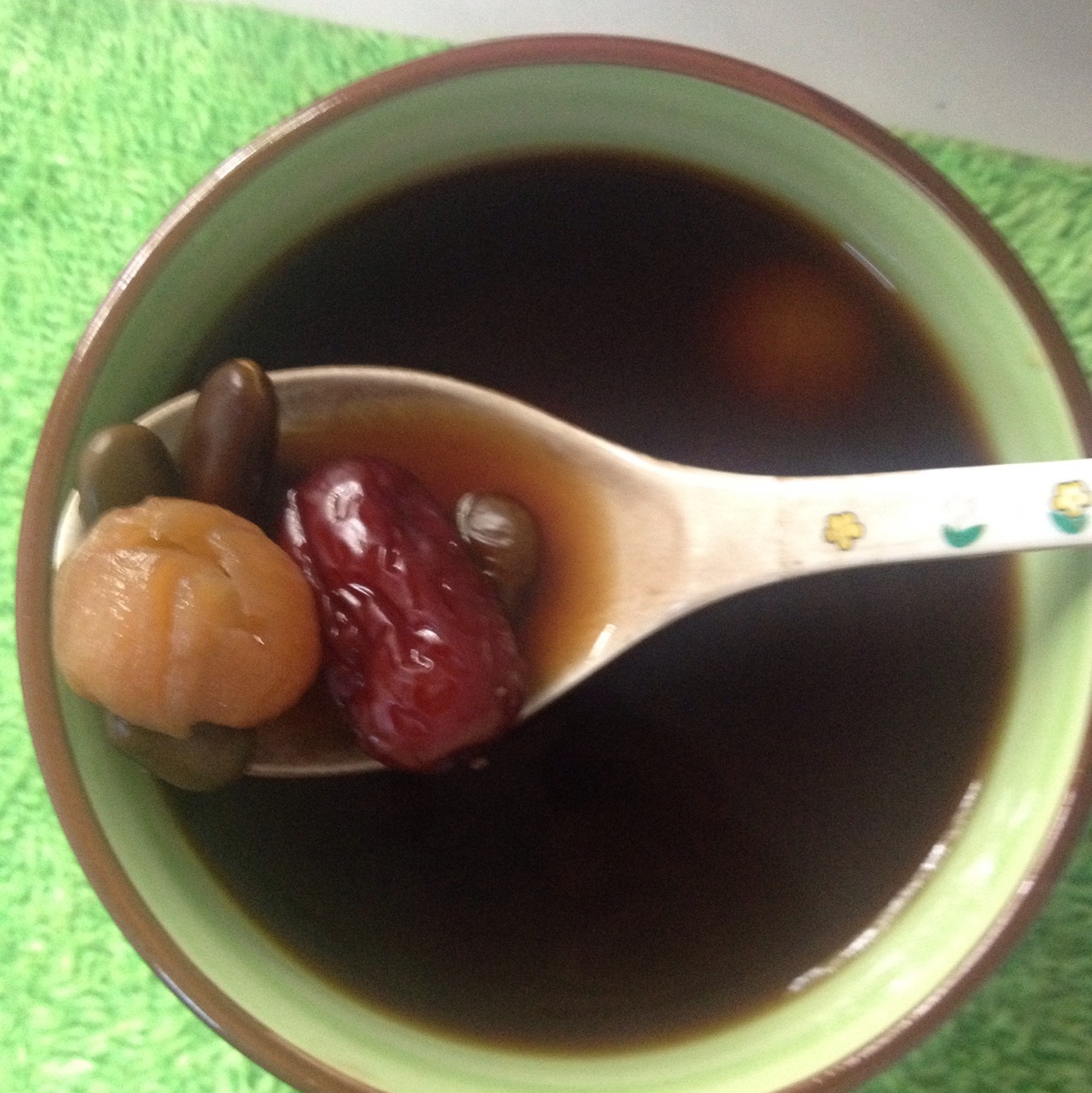 补肾乌发《黑豆桂圆莲子红枣汤》秋冬滋润糖水