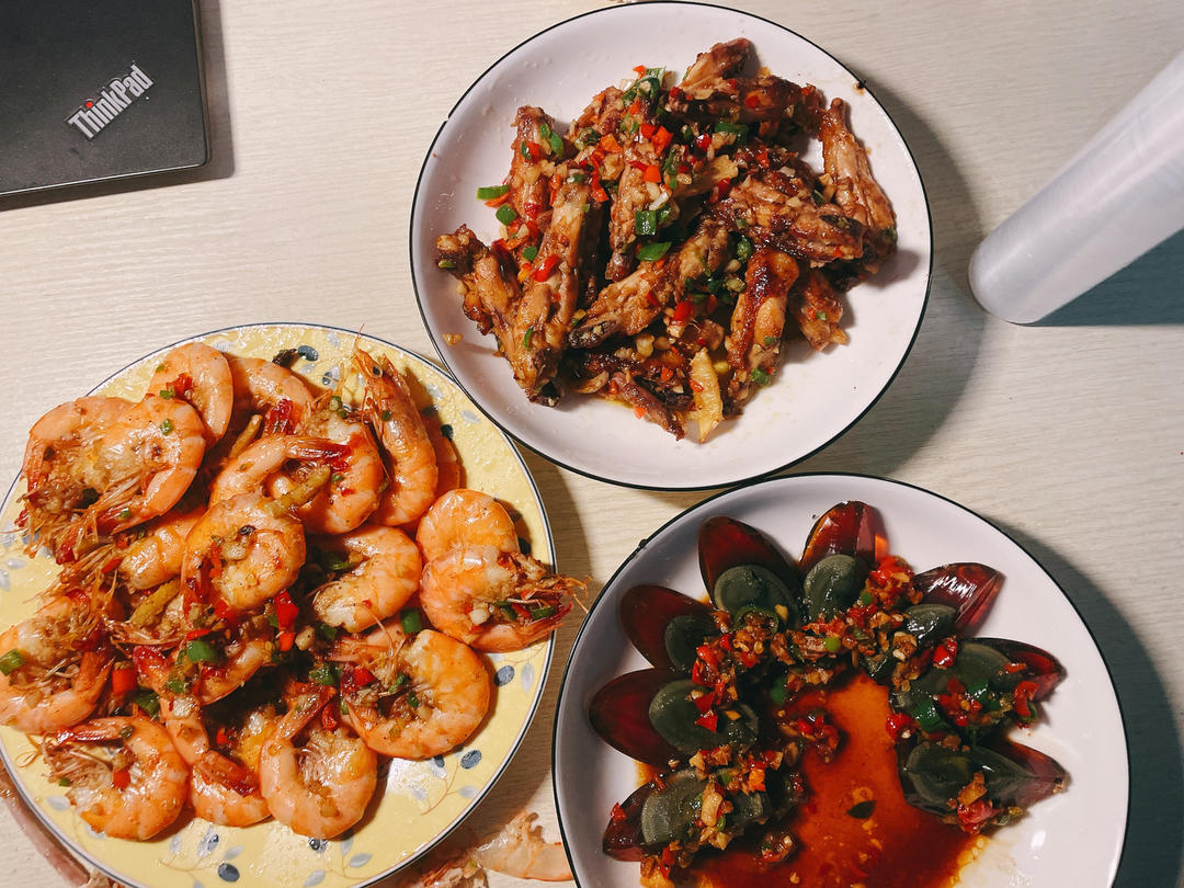 蒜香浓郁，鲜嫩多汁的蒜香鸡翅