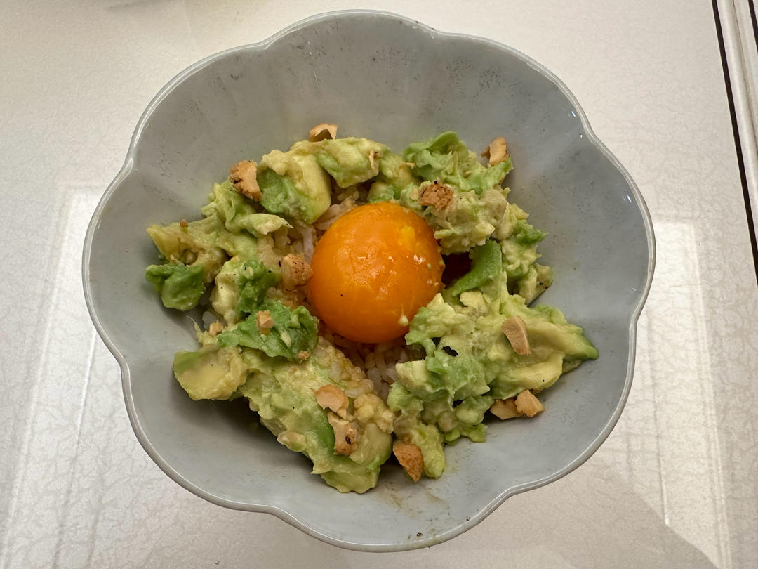 牛油果蛋黄拌饭