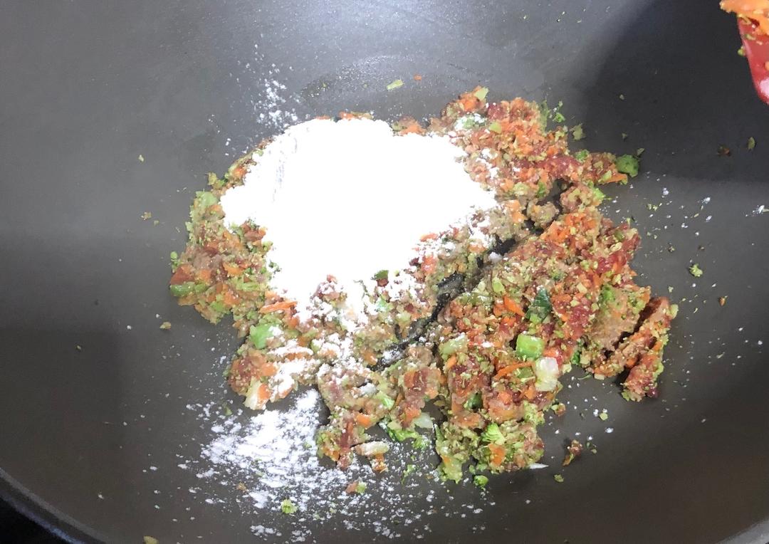 补中益气滋养脾胃强筋健骨的牛肉蔬菜饼（宝宝辅食）的做法 步骤3