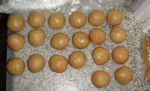 广式月饼--蛋黄莲蓉月饼的做法 步骤5