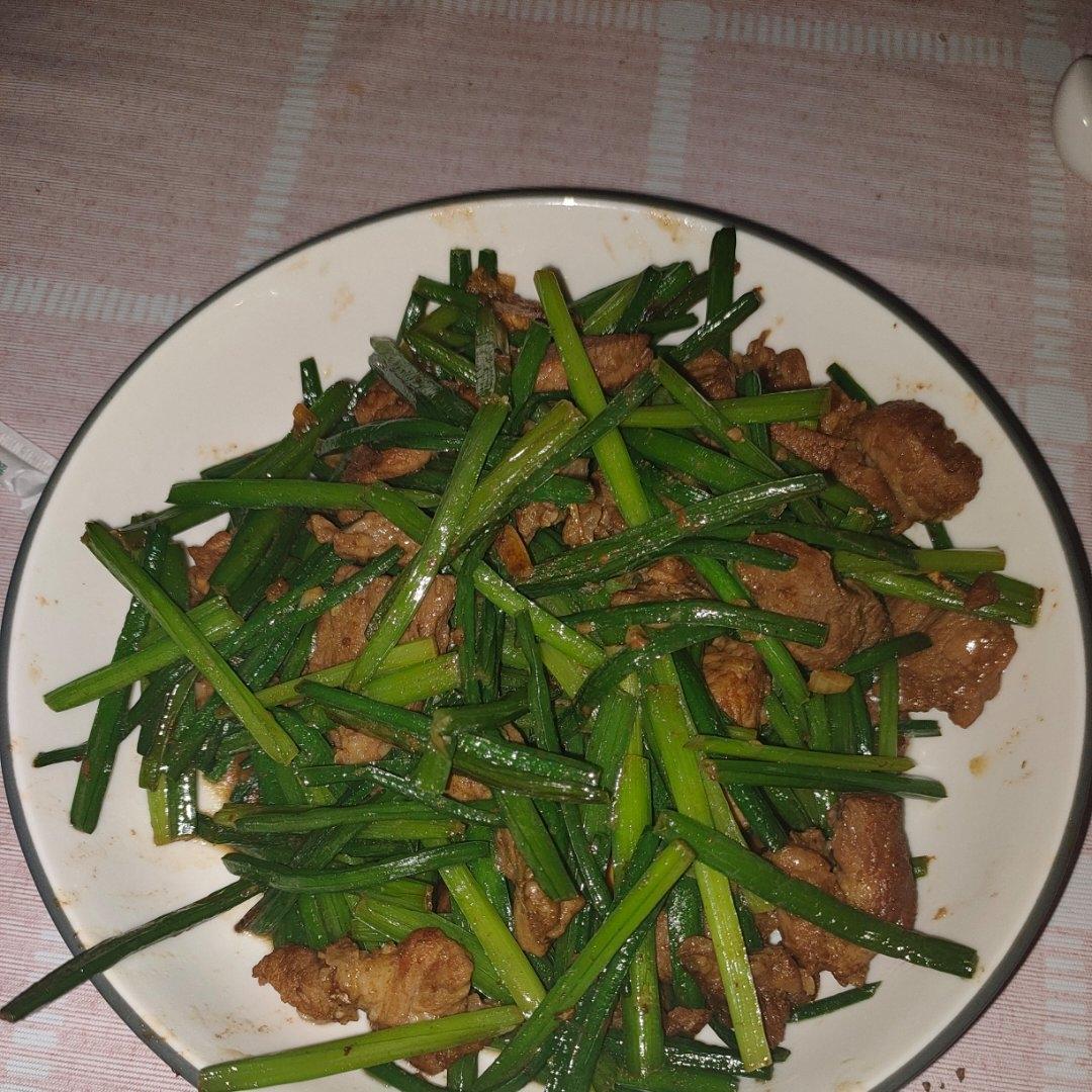 韭菜花炒牛肉丝春天餐桌不可少的一道菜