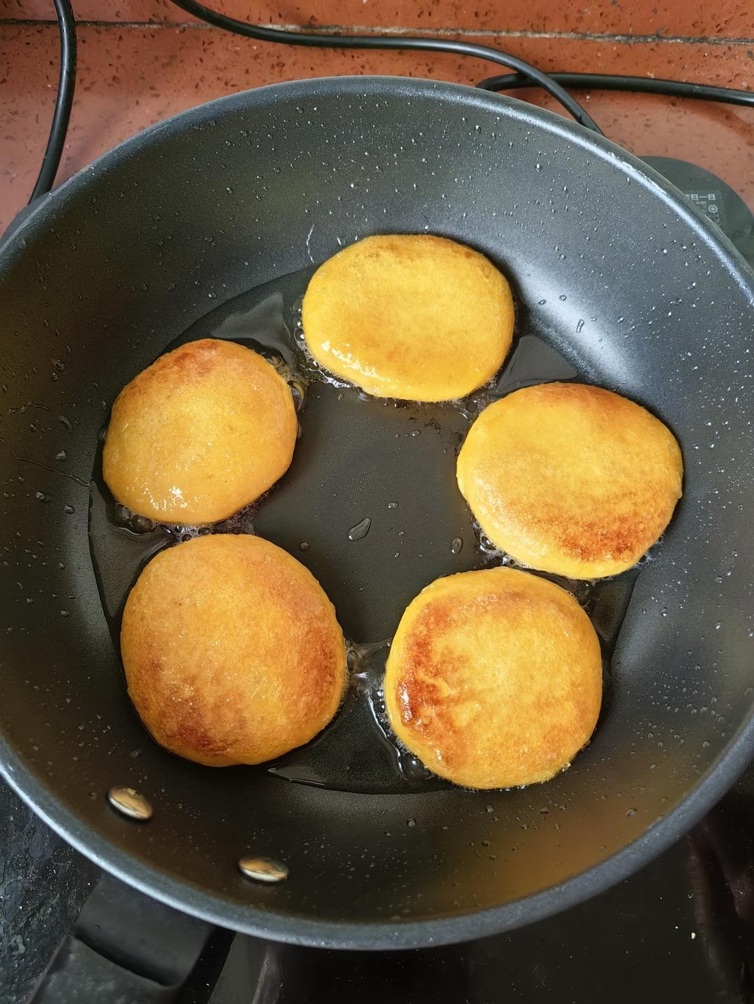 平底锅就能做，香甜软糯的南瓜饼，一次成功
