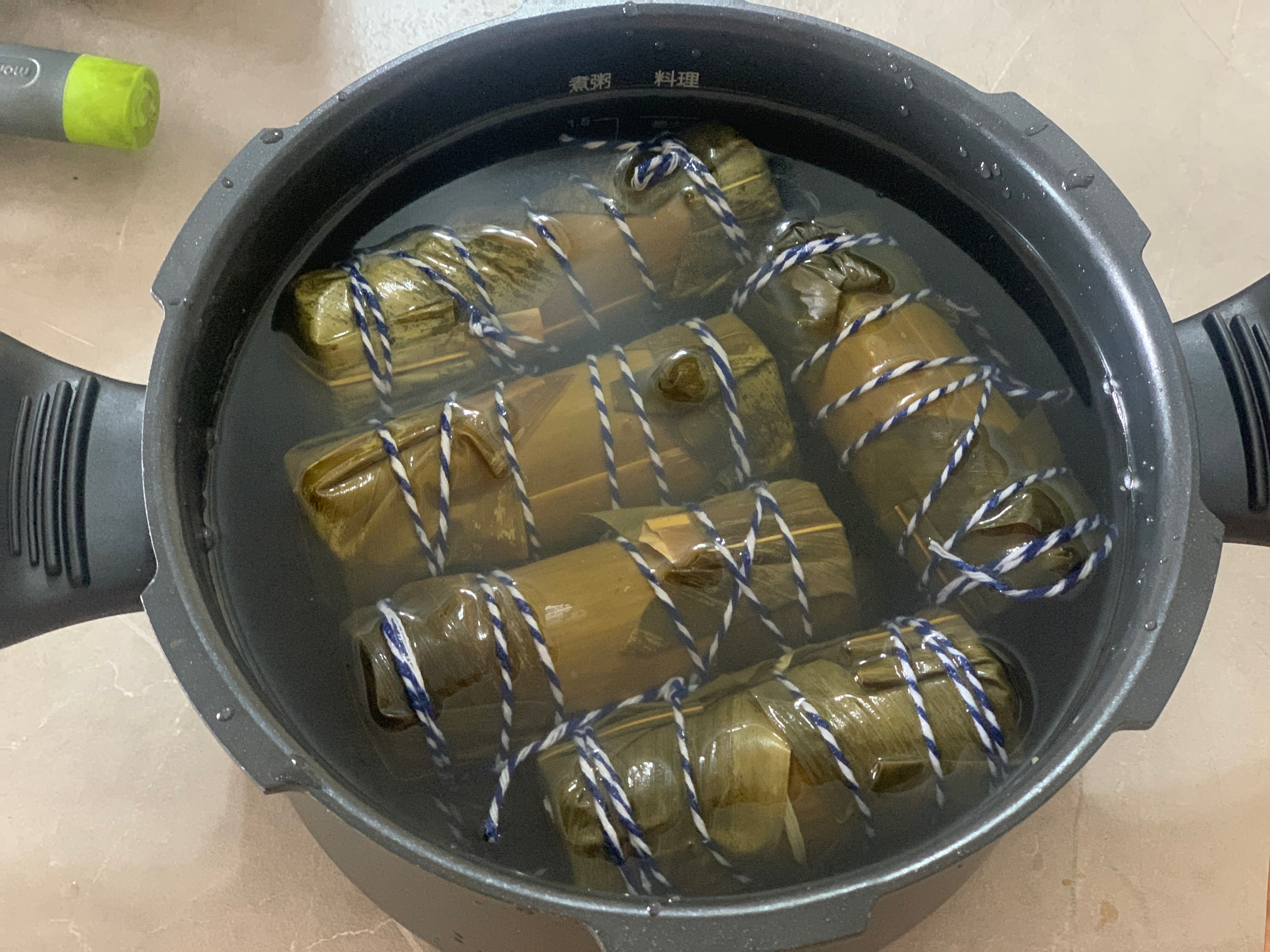 碧根果蛋黄猪肉竹筒粽的做法 步骤6