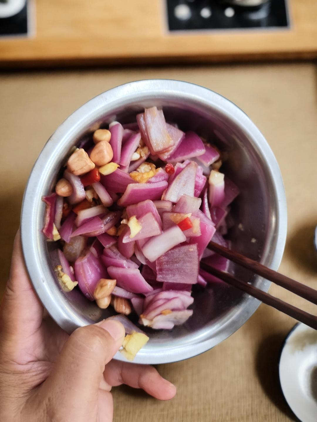 一道快手简单的凉拌洋葱的做法