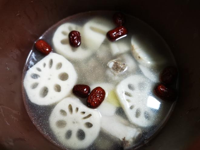 莲藕红枣枸杞排骨汤的做法