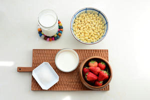 草莓多多豆乳奶昔的做法 步骤1