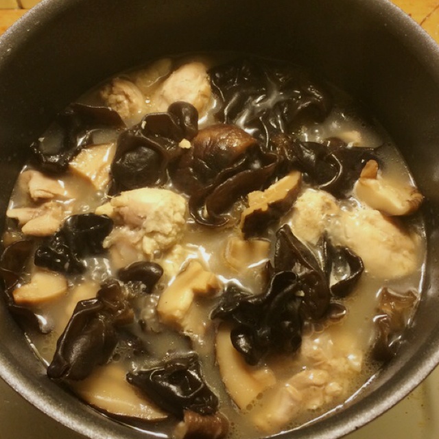 香菇炖鸡汤