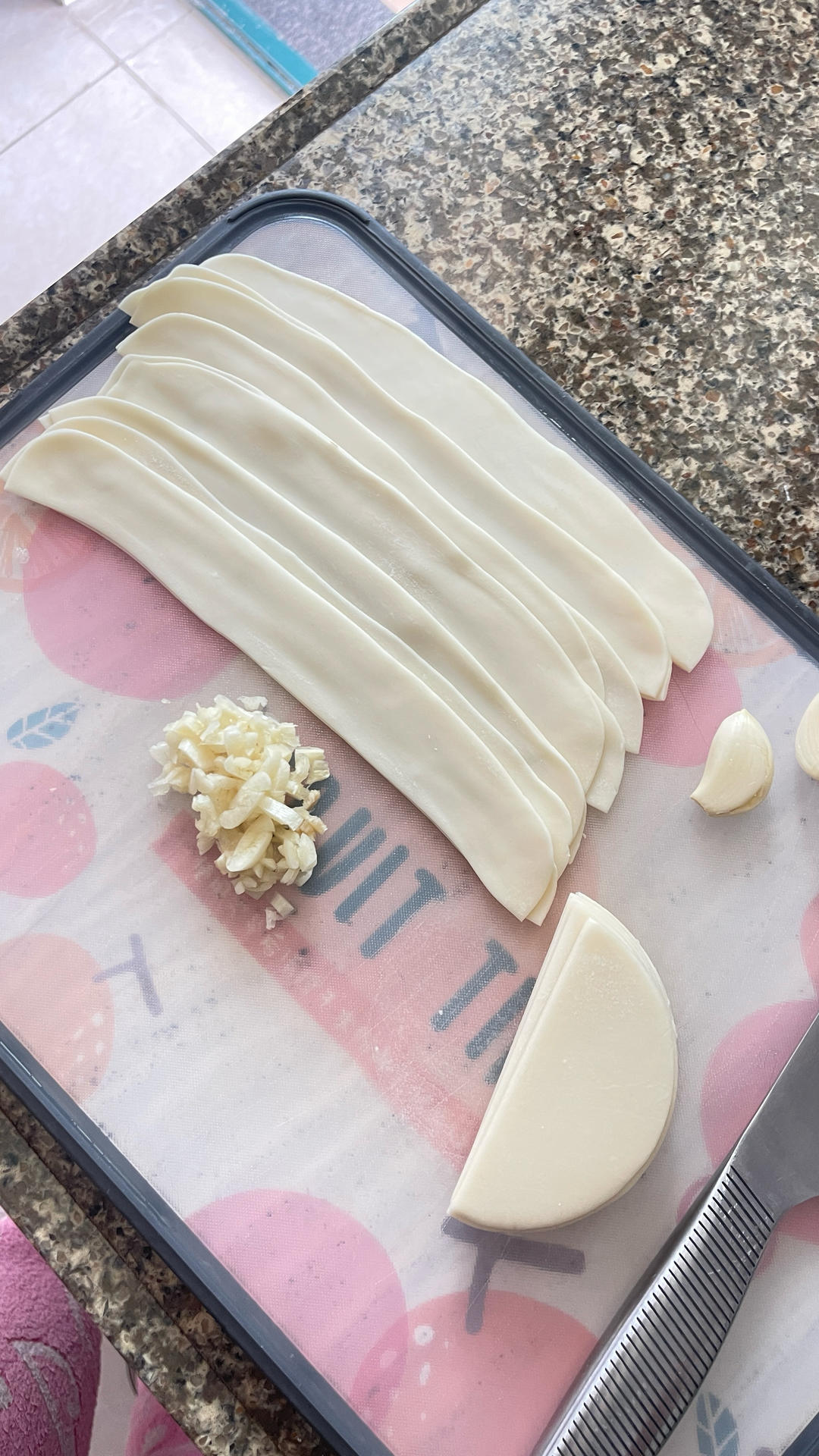 懒人10分钟饺子皮油泼面！香辣开胃连吃一周！