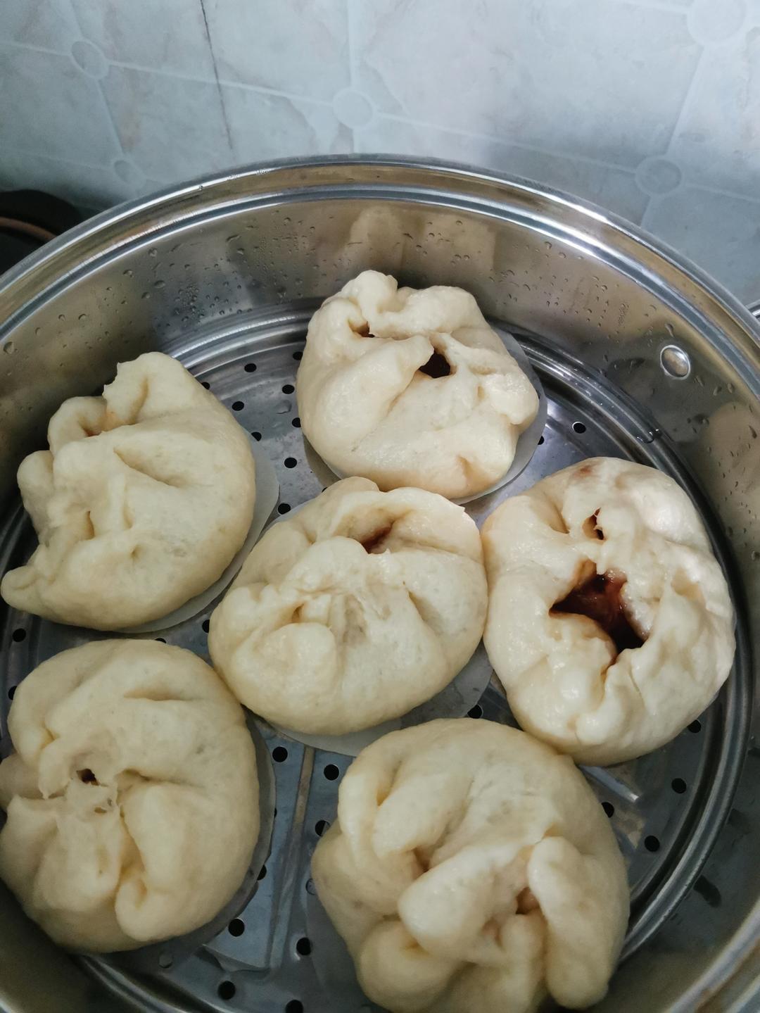 云朵般松软爆浆蜜汁叉烧包