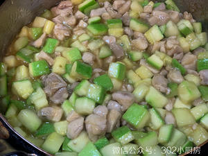 【0286】麻油西葫芦炒鸡腿肉 <302小厨房>的做法 步骤11