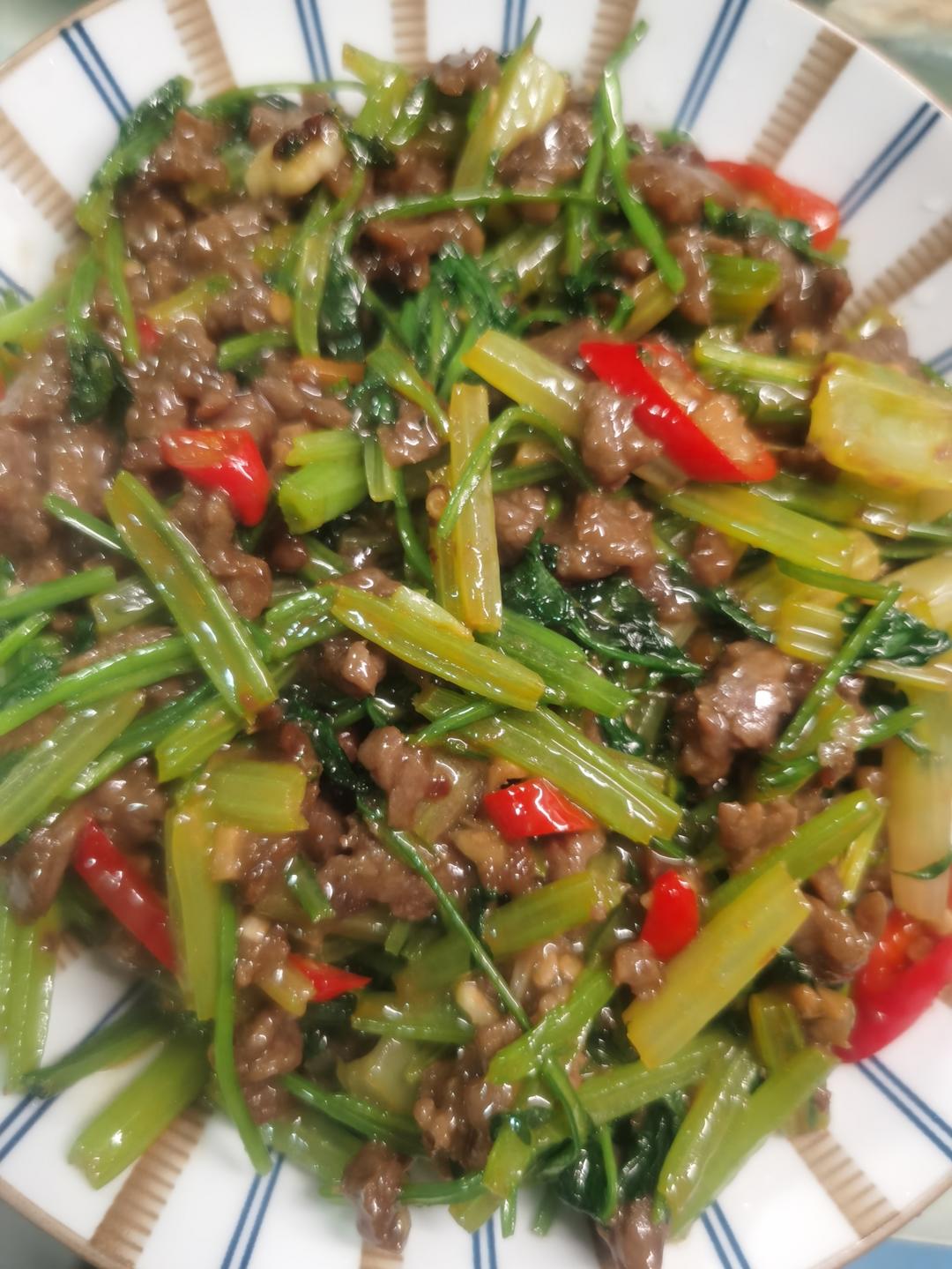 好吃到邻居敲门蹭饭的芹菜炒牛肉！