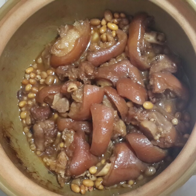 酱色猪蹄炖黄豆