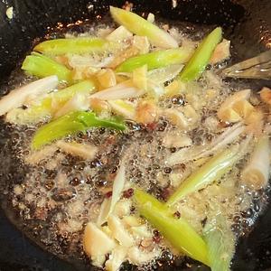 超级下饭的酸菜爆炒大肠的做法 步骤2